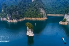 Coc Vai Pha, une impressionnante formation rocheuse au milieu du lac écologique de Na Hang - Lam Binh. Photo : VNA. 