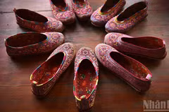 Les chaussures traditionnelles des Xa Phang se distinguent par leurs motifs minutieusement brodés à la main. (Photo : VU LINH)