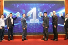 Les délégués appuient sur le bouton symbolisant le lancement officiel du projet de télémédecine. Photo : JICA. 