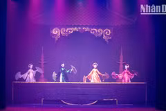 Le spectacle s'apparente à un véritable voyage artistique à la découverte des sites emblématiques de la capitale.