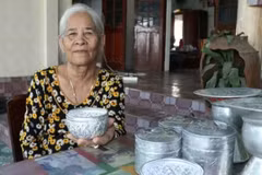 L’artisane Dang Thi My Tram (hameau de Bau Truc, commune de Ninh Phuoc, province de Khanh Hoa), aux côtés de ses créations artisanales traditionnelles de ciselure. Photo : nhandan.vn