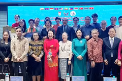 Des dirigeants de l'Union des organisations d'amitié de Hô-Chi-Minh-Ville, des consuls généraux et des représentants des consulats généraux des pays de l'ASEAN à Hô Chi Minh-Ville, lors de l'événement. Photo : VNA 