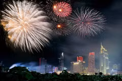 De spectaculaires feux d'artifice illuminent le ciel de Hô Chi Minh-Ville pour célébrer le 50ᵉ anniversaire de la ville portant le nom de l'Oncle Hô.