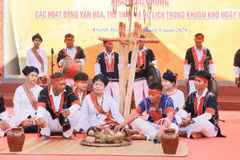 Reconstitution d’un rituel traditionnel lors d’une fête culturelle cham. Photo: nhandan.vn