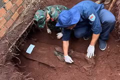 Les soldats de l’équipe K76 procèdent à l’exhumation des restes d’un soldat tombé au combat dans le hameau de Loc Tam, commune de Loc Tan, ville de Dong Nai. (Photo : équipe K76)