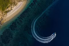 Une plage de Con Dao vue du ciel. Photo : Booking.