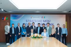 Les représentants de FPT et de Microsoft lors de la cérémonie de signature de l’accord de coopération visant à promouvoir l’IA et l’innovation en Asie, notamment dans l’ASEAN, au Japon et en R. de Corée.