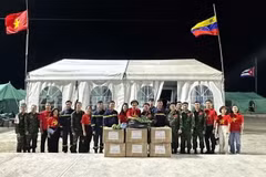 Une délégation de l'ambassade du Vietnam au Venezuela, conduite par l'ambassadeur Vu Trung My, s'est rendue sur le terrain pour rendre visite et encourager les membres de l'équipe vietnamienne de secours. (Photo : Ambassade du Vietnam au Venezuela)