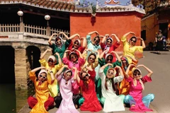 Mme Mai et son groupe d’amies prennent des photos au site patrimonial du Pont japonais. Photo : tienphong.vn