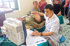 Des agents du poste de santé de la commune de Nâm Kè, dans la province de Diên Biên, dispensent des soins médicaux à la population locale. Photo : VNA