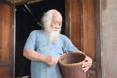 L’artiste du mérite Ho Van Dinh est depuis de nombreuses années un gardien dévoué du patrimoine culturel ca dong. Photo : vietnamnet.vn