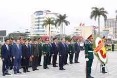 Le secrétaire général du Parti et président de la République, To Lam, également secrétaire de la Commission militaire centrale, accompagné d'une délégation de haut rang, a déposé des fleurs et de l'encens au Mémorial de la ville de Da Nang le 25 avril. Photo : VNA.
