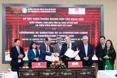 La ville de Hue signe un accord de coopération scientifique avec l’Institut de l’Extrême-Orient – France (EFEO). Photo: nhandan.vn
