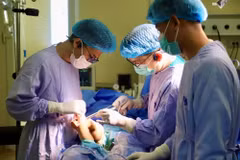 L’équipe chirurgicale de l’Hôpital K lors de l’intervention. Photo: nhandan.vn