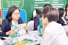 Les élèves se renseignent sur les informations relatives aux admissions universitaires lors de la Journée de conseil en orientation et en recrutement.
