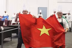 Tuấn Dũng (à droite) et Minh Quân brandissent le drapeau vietnamien lors de la finale du concours. Photo : Comité d'organisation. 