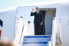 Le Premier ministre Le Minh Hung arrive à l’aéroport de Kazan pour participer au Sommet commémoratif du 35e anniversaire des relations ASEAN-Russie et à des activités bilatérales à Kazan, République du Tatarstan (Fédération de Russie). (Photo : VNA)