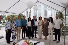 L’ambassadeur Tran Van Tuan remet la décision portant création du Club des enseignants de vietnamien en Suède. Photo: baoquocte.vn