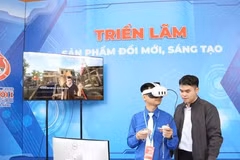 Des visiteurs découvrent les démonstrations technologiques présentées lors de l'exposition organisée dans le cadre du Festival de l'entrepreneuriat innovant de la ville de Da Nang (SURF 2025). Photo : VNA