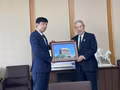 Le consul général Nguyen Truong Son remet un souvenir commémoratif au président du Kankeiren, Masayoshi Matsumoto. Photo : Consulat général du Vietnam à Osaka.