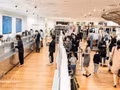 Des habitants font des achats dans un centre commercial. Photo : VNA.
