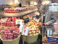 Les supermarchés multiplient les promotions sur les produits OCOP et les produits vietnamiens. Photo : VNA.