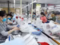 Production de chaussures destinées à l'exportation vers l'UE à l'entreprise Truong Xuan à Hanoï. Photo : VNA.