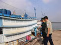 Des responsables du port de pêche, des gardes-frontières et des représentants du gouvernement local du quartier de Phuoc Thang inspectent des bateaux de pêche ancrés dans le port de Cat Lo. Photo : VNA.