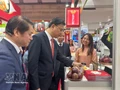 L’ambassadeur du Vietnam au Japon, Pham Quang Hieu, visite un stand présentant des fruits vietnamiens. Photo : VNA.