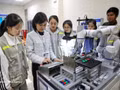 Étudiants en stage de programmation de microcontrôleurs à l'Institut de technologie Vietnam-République de Corée de Bac Giang. Photo : VNA.