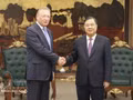 Le directeur général de la société russe Zarubezhneft, Sergey Kudryashov, et le vice-Premier ministre permanent, Pham Gia Tuc (droite). Photo : VNA.