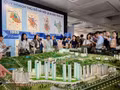 L'exposition sur le Plan directeur de la capitale à l’horizon de 100 ans attire les foules. Photo : VNA.
