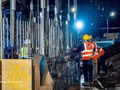 La mise en place réussie de la première cage d’armature du mur diaphragme de la station S3 de la ligne de métro n°5. Photo : VNA.