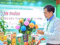 L'ingénieur Le Trung Hieu sur le stand d'exposition des produits de l’Association des agriculteurs de Ho Chi Minh-Ville, en marge du Congrès.