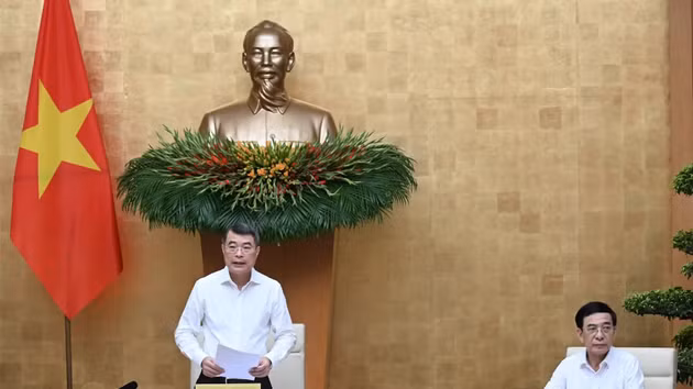 [Photos] Le Premier ministre Le Minh Hung préside la réunion mensuelle du gouvernement 