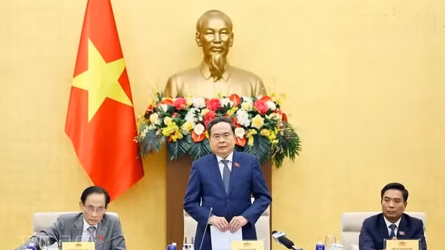 Le président de l’Assemblée nationale du Vietnam, Tran Thanh Man, à la rencontre avec les dirigeants du ministère des Affaires étrangères ainsi que les ambassadeurs et chefs de missions vietnamiennes. Photo: VNA