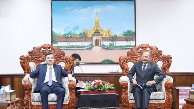 Le directeur de l’Académie nationale de politique Hô Chi Minh, Doan Minh Huan (gauche), et le président du Conseil théorique central du PPRL, Kikeo Khaykhamphithoune. Photo: VNA