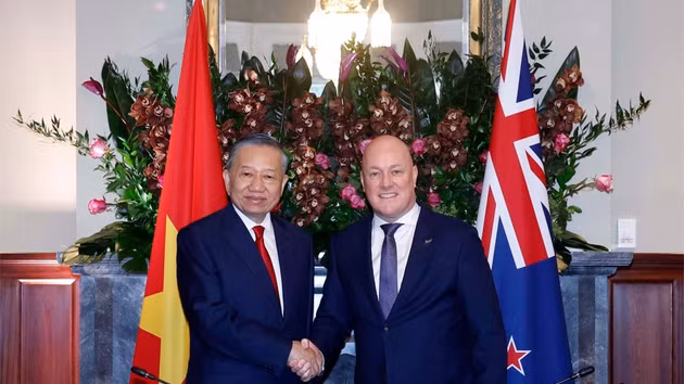 Le secrétaire général du Parti et président de la République To Lam (à gauche) s’entretient officiellement avec le Premier ministre néo-zélandais Christopher Luxon. (Photo : VNA)