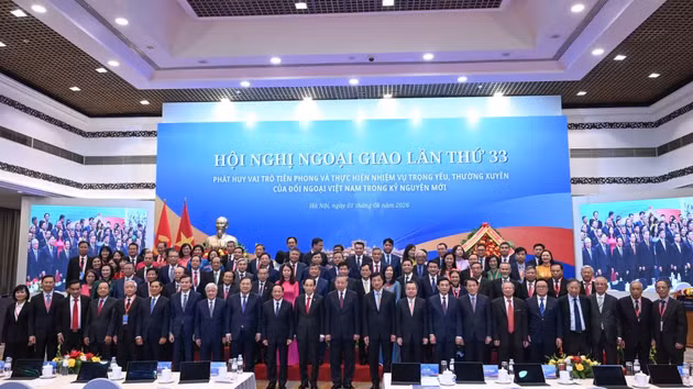 Le secrétaire général du Parti et président de la République, To Lam, pose pour une photo de groupe avec les dirigeants du Parti et de l'État et les participants à la conférence.