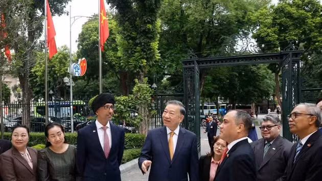 Le secrétaire général du Parti communiste du Vietnam et président de la République, To Lam (centre) et les ambassadeurs et chargés d'affaires des pays membres de l'ASEAN. Photo : VNA.