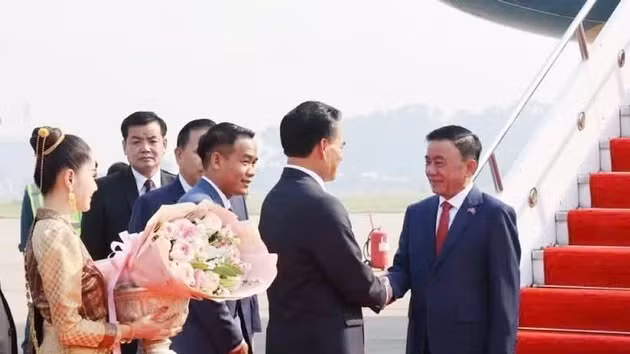 Cérémonie d’accueil du permanent du Secrétariat Tran Cam Tu et de la délégation vietnamienne de haut niveau à l’aéroport international de Wattay, à Vientiane. (Photo : VNA)