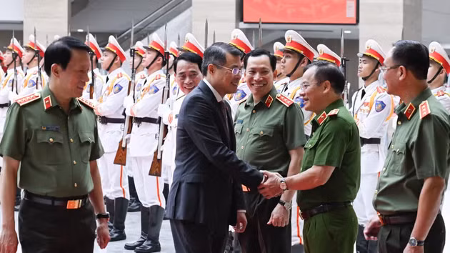 Le Premier ministre Le Minh Hung a participé à la conférence consacrée au bilan des activités des forces de police au 1er semestre et à l'évaluation d'une année de fonctionnement du nouveau modèle de police locale à deux niveaux.