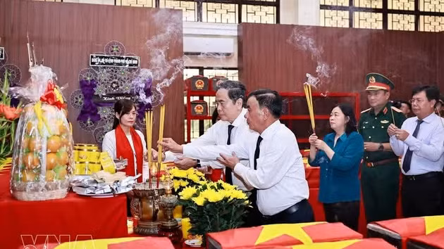 Le président de l'Assemblée nationale, Tran Thanh Man, le membre permanent du Secrétariat du Comité central du Parti, Tran Cam Tu, et d'autres délégués brûlent des bâtonnets d'encens en mémoire des martyrs au dépôt des restes de martyrs. Photo : VNA.