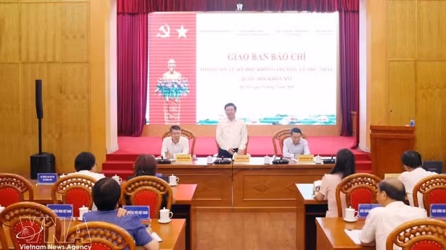 Le Bureau de l’Assemblée nationale informe la presse de la première session extraordinaire de la 16e législature, à Hanoi, le 28 juillet. Photo : VNA.