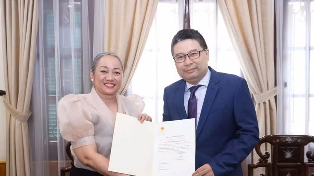 Le directeur général du Département consulaire, Doan Hoang Minh, remet l'exequatur consulaire à Mme Querobine Deapera Laccay, consule générale des Philippines à Ho Chi Minh-Ville. (Photo : Thanh Long)