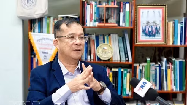 Le professeur associé et docteur Neak Chandarith, directeur de l'Institut d'études internationales et de politiques publiques (IISPP) de l'Université royale de Phnom Penh (RUPP). Photo : VNA.