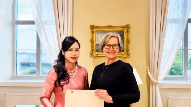 L'ambassadrice du Vietnam en Finlande, Nguyen Hoang Dieu Tam (à gauche), remet les copies figurées de ses lettres de créance au ministère finlandais des Affaires étrangères. (Source : Ambassade du Vietnam en Finlande)