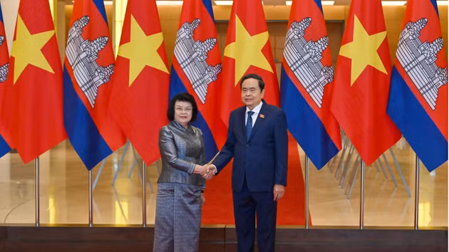 La présidente de l’Assemblée nationaledu Cambodge, Samdech Khuon Sudary, et le président de l’Assemblée nationale vietnamienne, Tran Thanh Man. Photo : NDEL