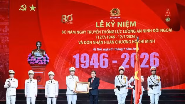 Le président de l’Assemblée nationale, Tran Thanh Man, remet l’Ordre de Hô Chi Minh à la Force de sécurité extérieure. Photo : NDEL.