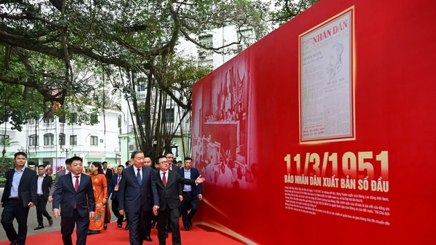 [Photos] Le secrétaire général To Lam en visite de travail au Journal Nhân Dân